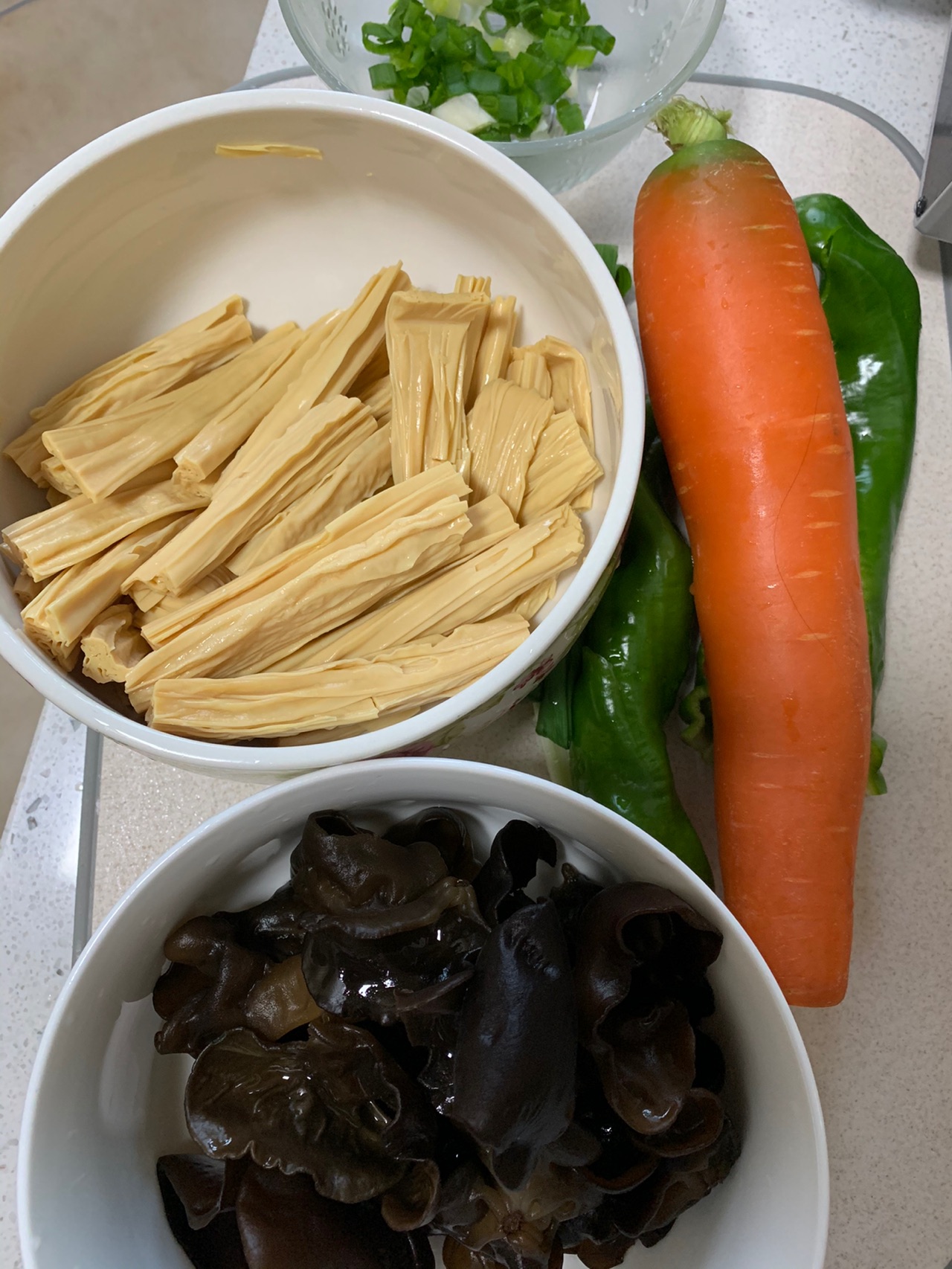 腐竹炒木耳（黑与黄的融合）