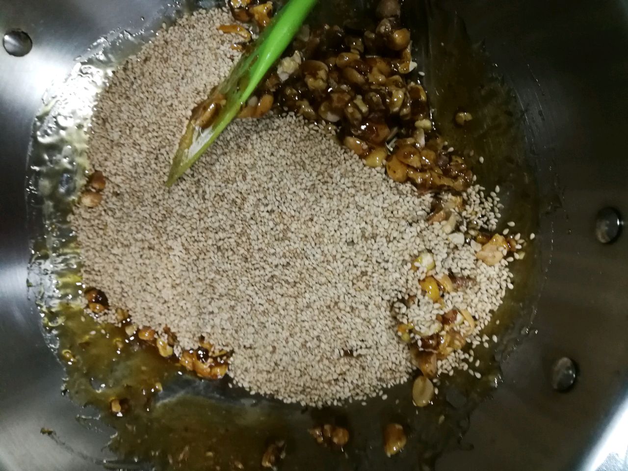 嘎嘣脆的核桃芝麻花生糖
