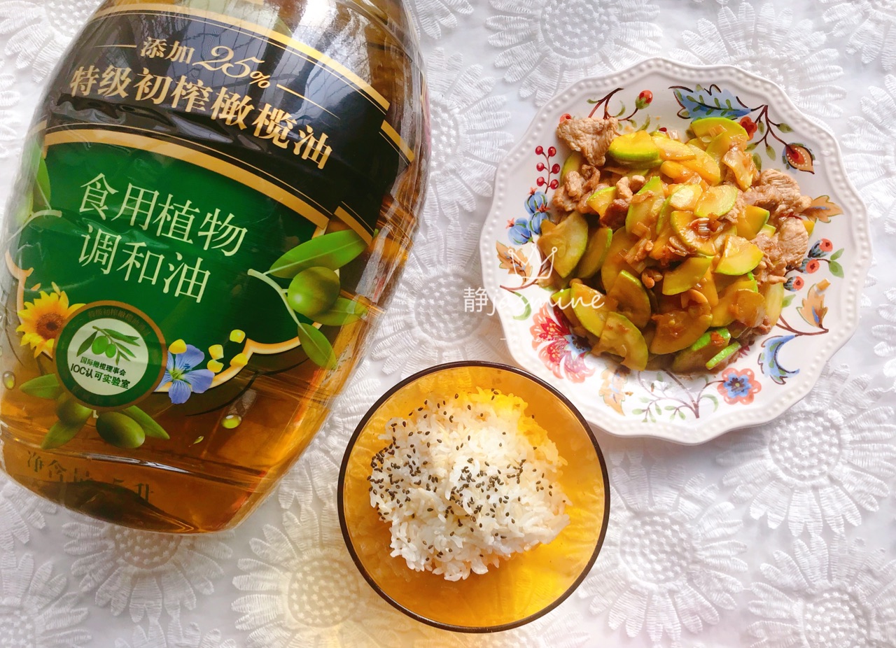 感恩家人—最家常的肉炒西葫芦