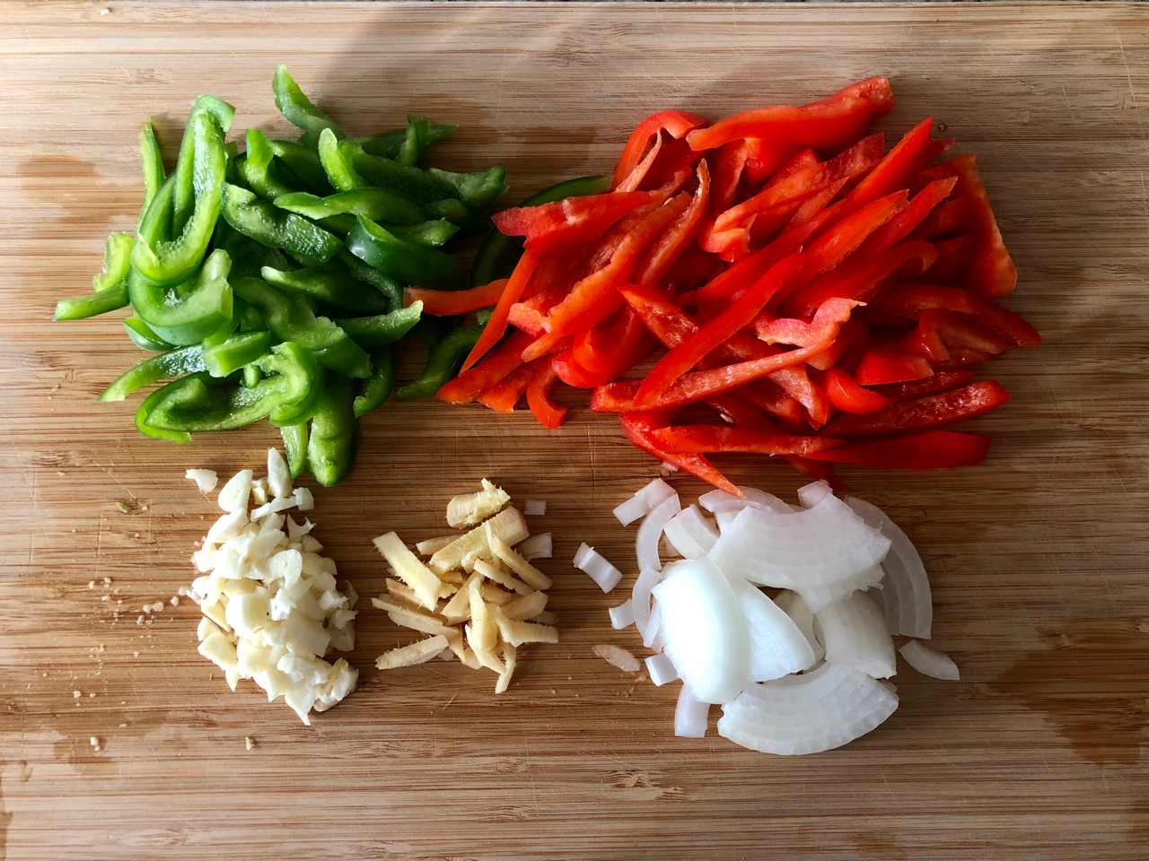 感恩节前夜的快手彩椒炒鸡肉