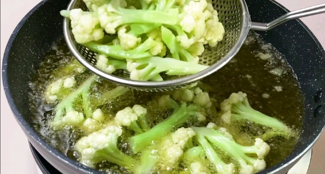 干锅花菜丨口感清脆,味道醇香,多备点米饭哦!