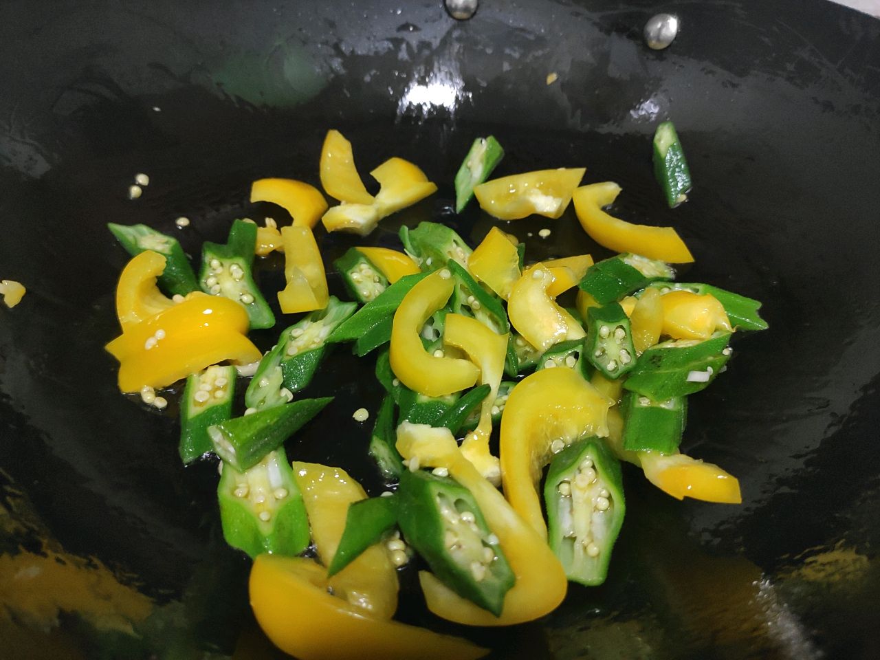 橄榄油彩椒双菇秋葵