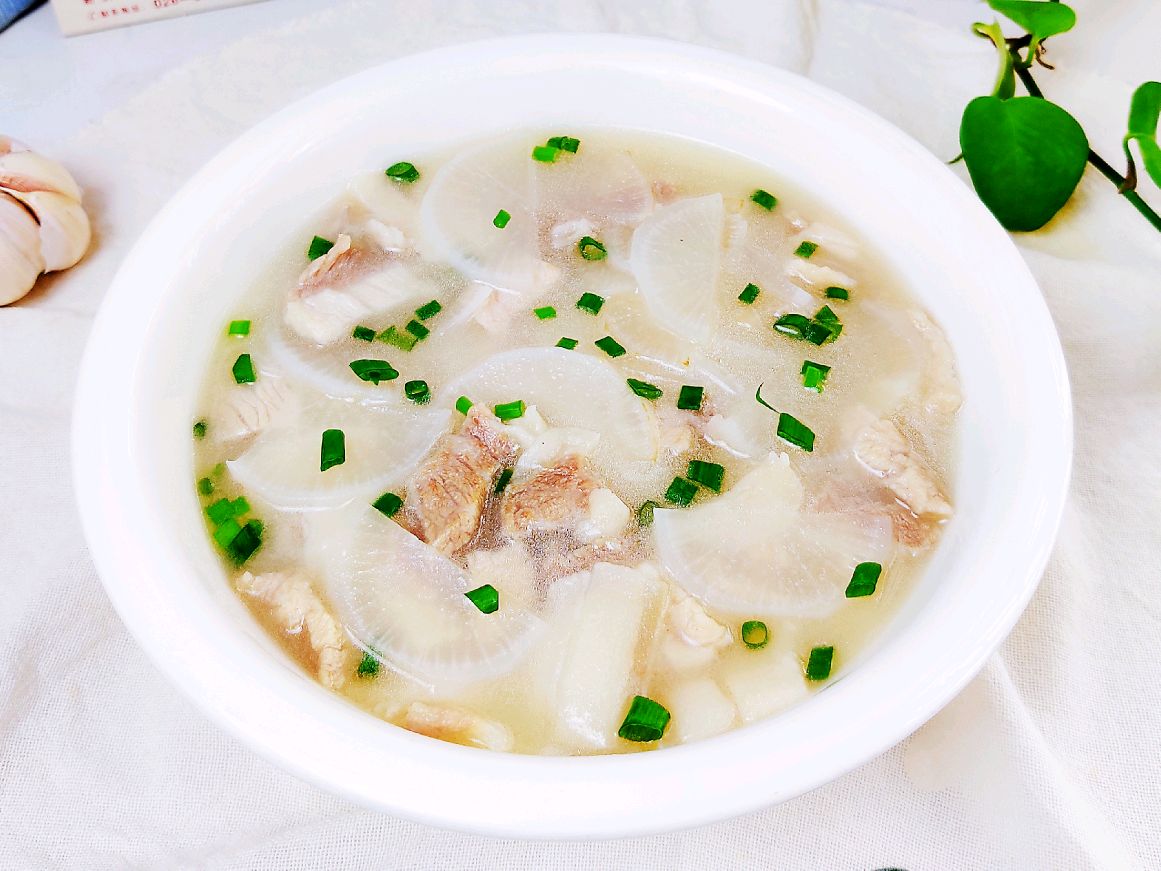 甘甜鲜嫩的白萝卜肉片汤