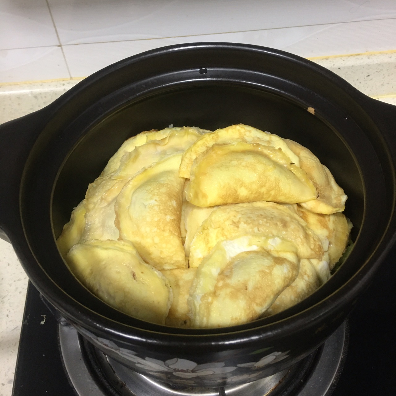 【高汤黄金饺煲】