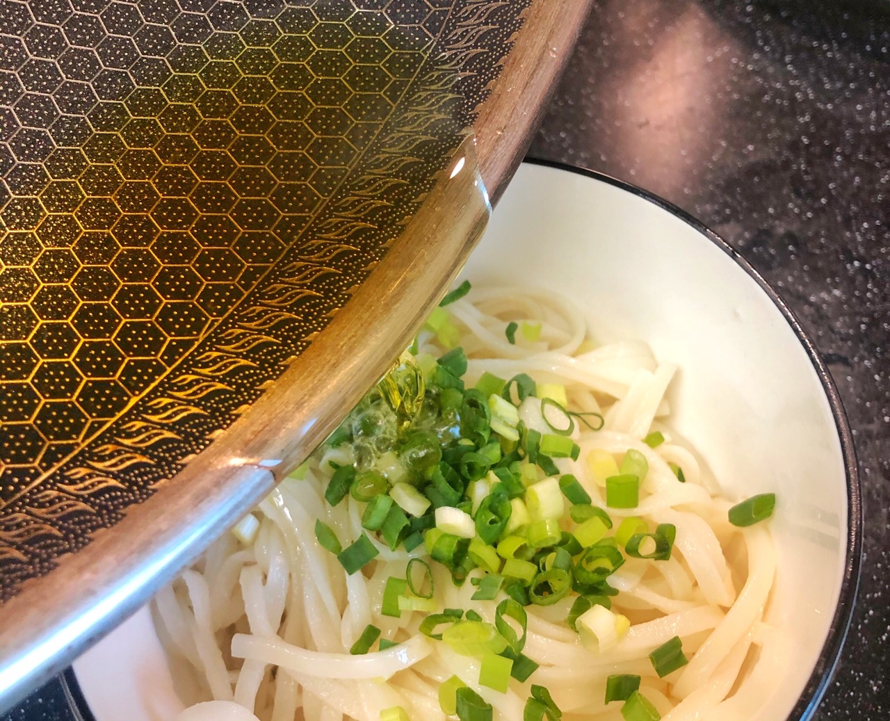 隔壁小孩都馋哭的 葱油拌面