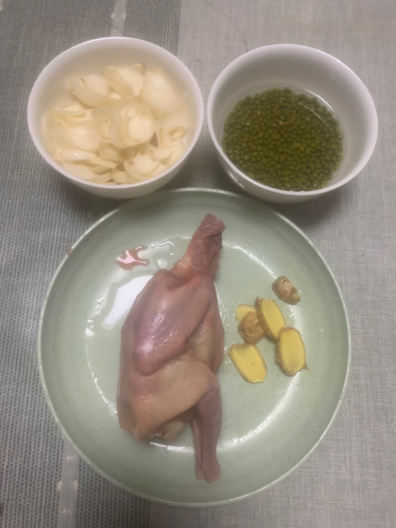 鸽子绿豆百合汤