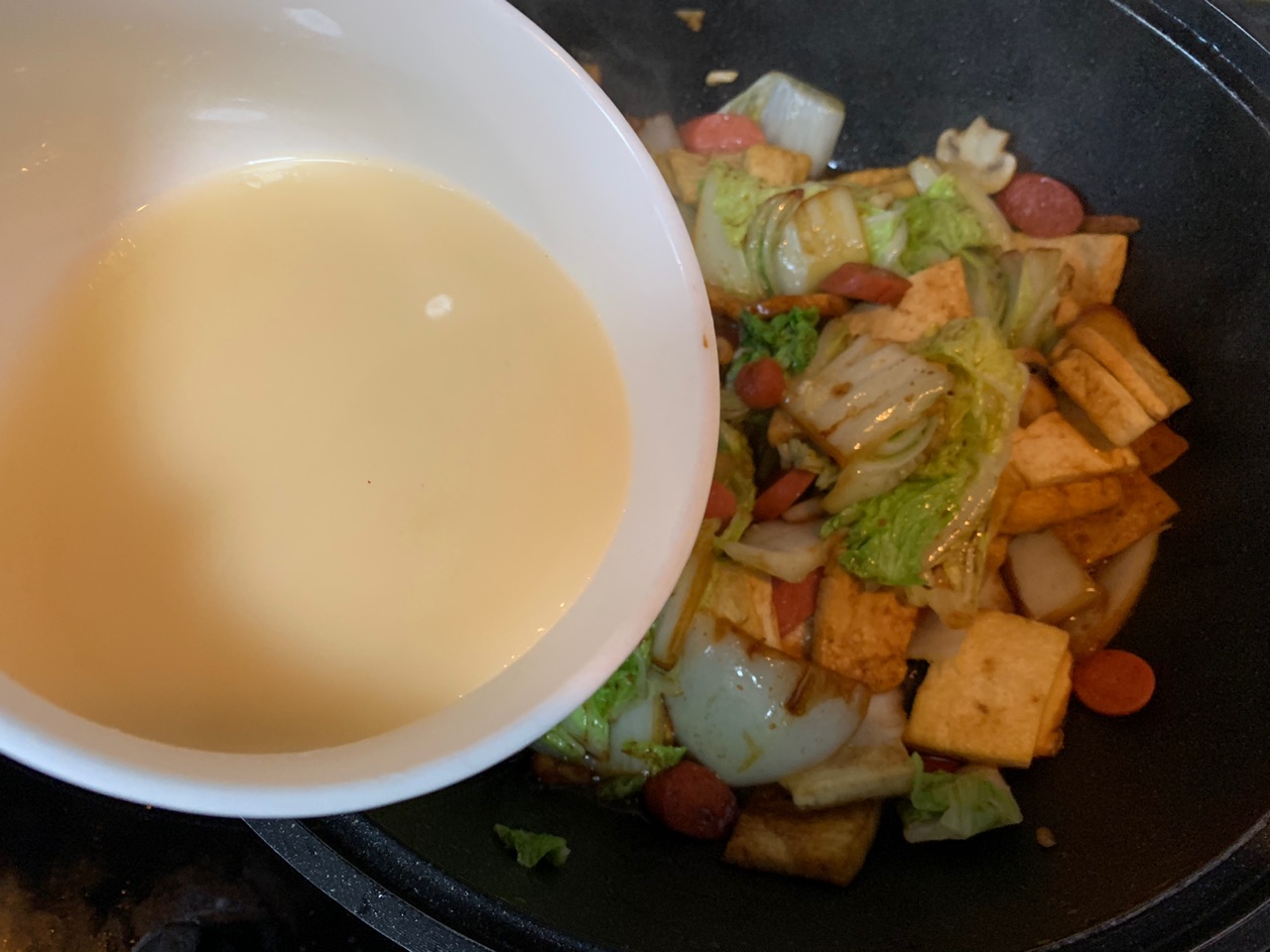 给肉都不换白菜豆腐火腿煲