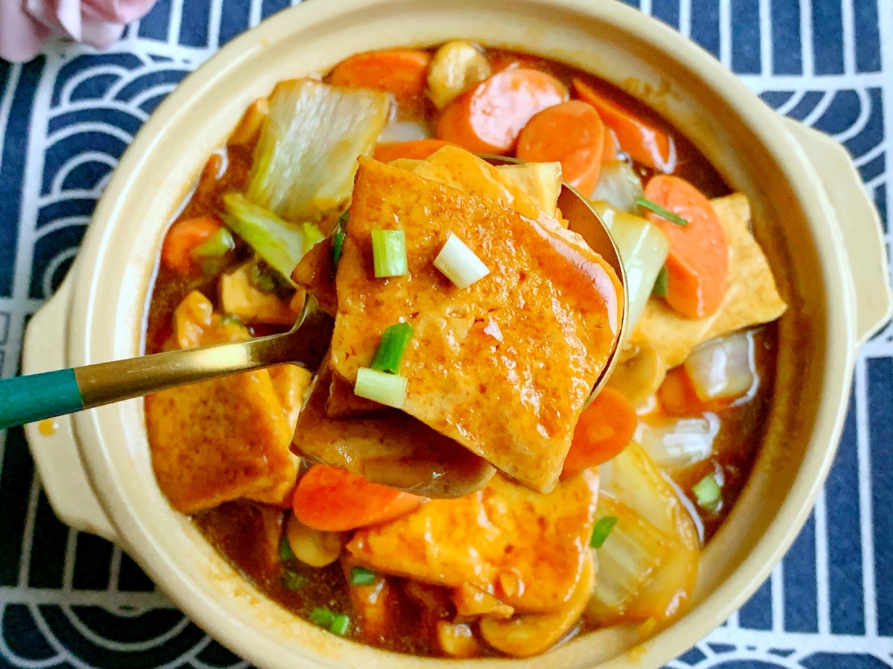 给肉都不换白菜豆腐火腿煲