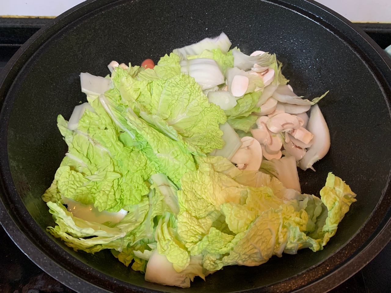 给肉都不换白菜豆腐火腿煲