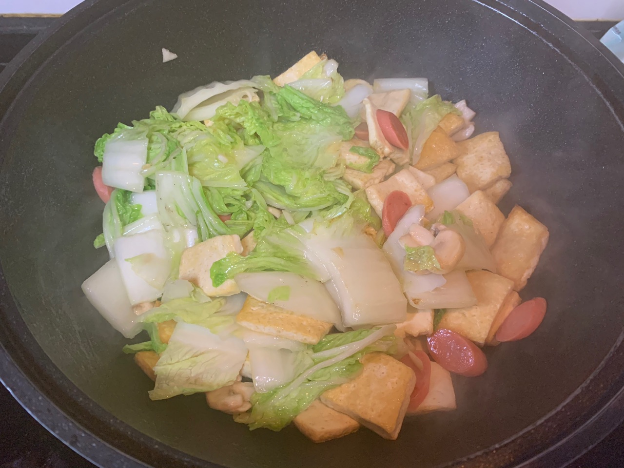 给肉都不换白菜豆腐火腿煲