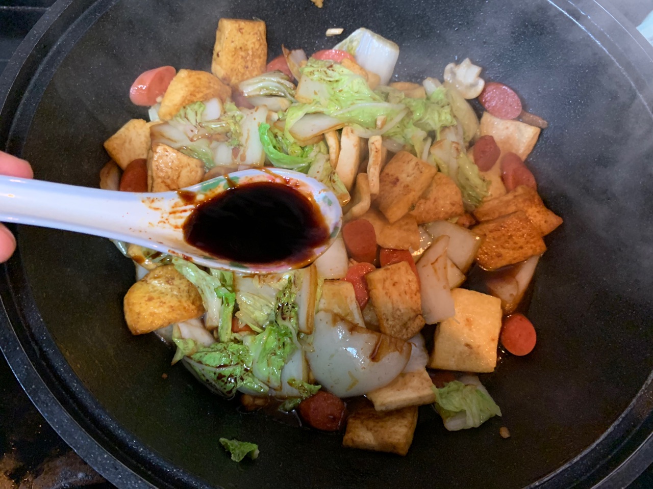 给肉都不换白菜豆腐火腿煲