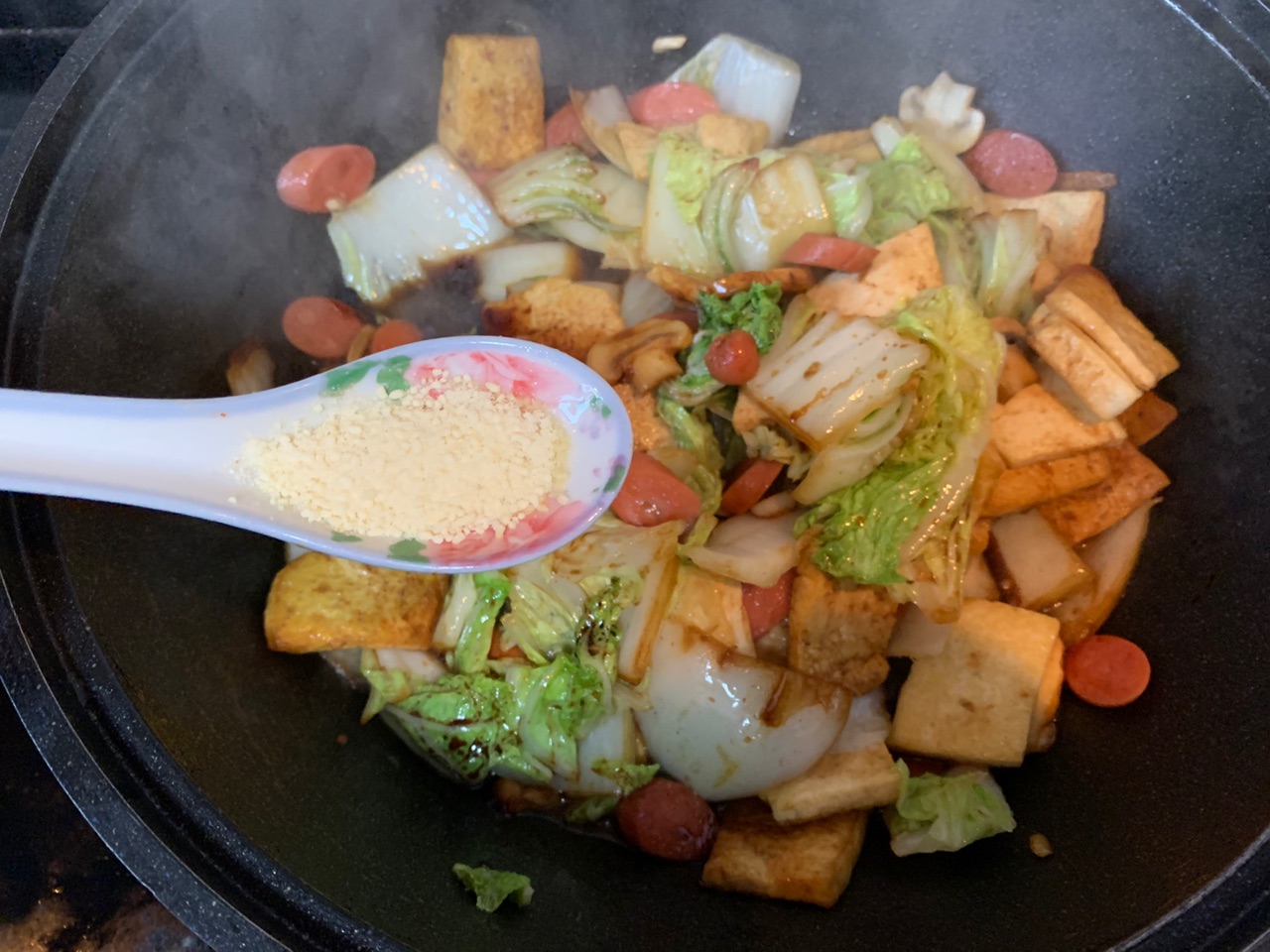 给肉都不换白菜豆腐火腿煲