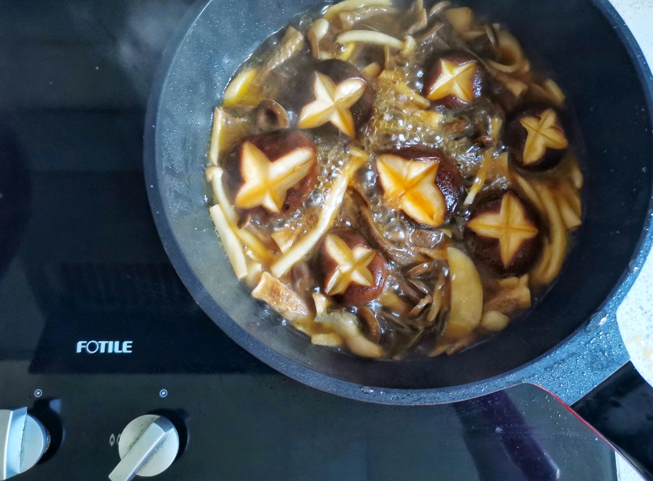 给肉都不换的菌菇煲