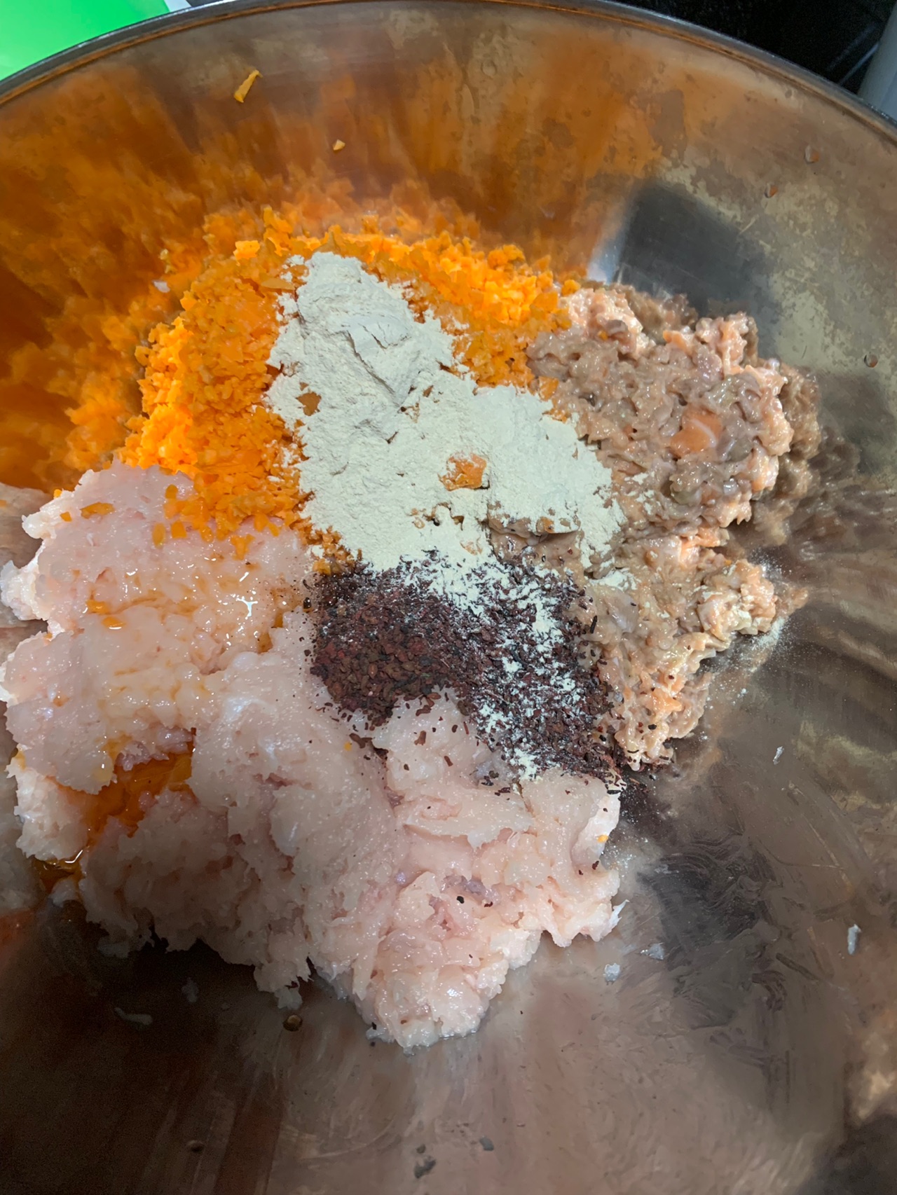 狗狗辅食鸡肉三文鱼丸子