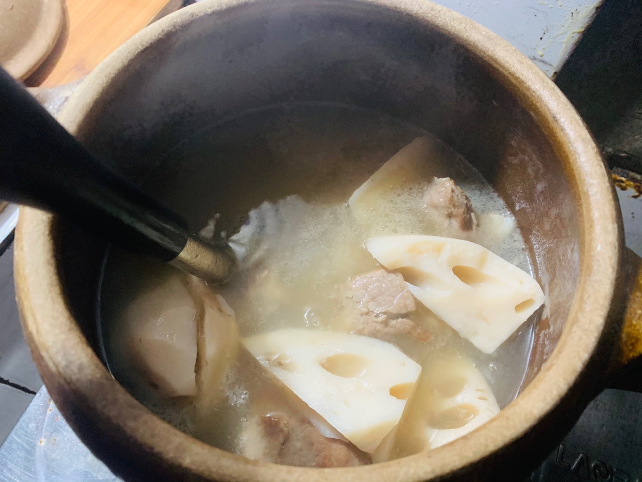 古法瓦罐煨排骨藕汤