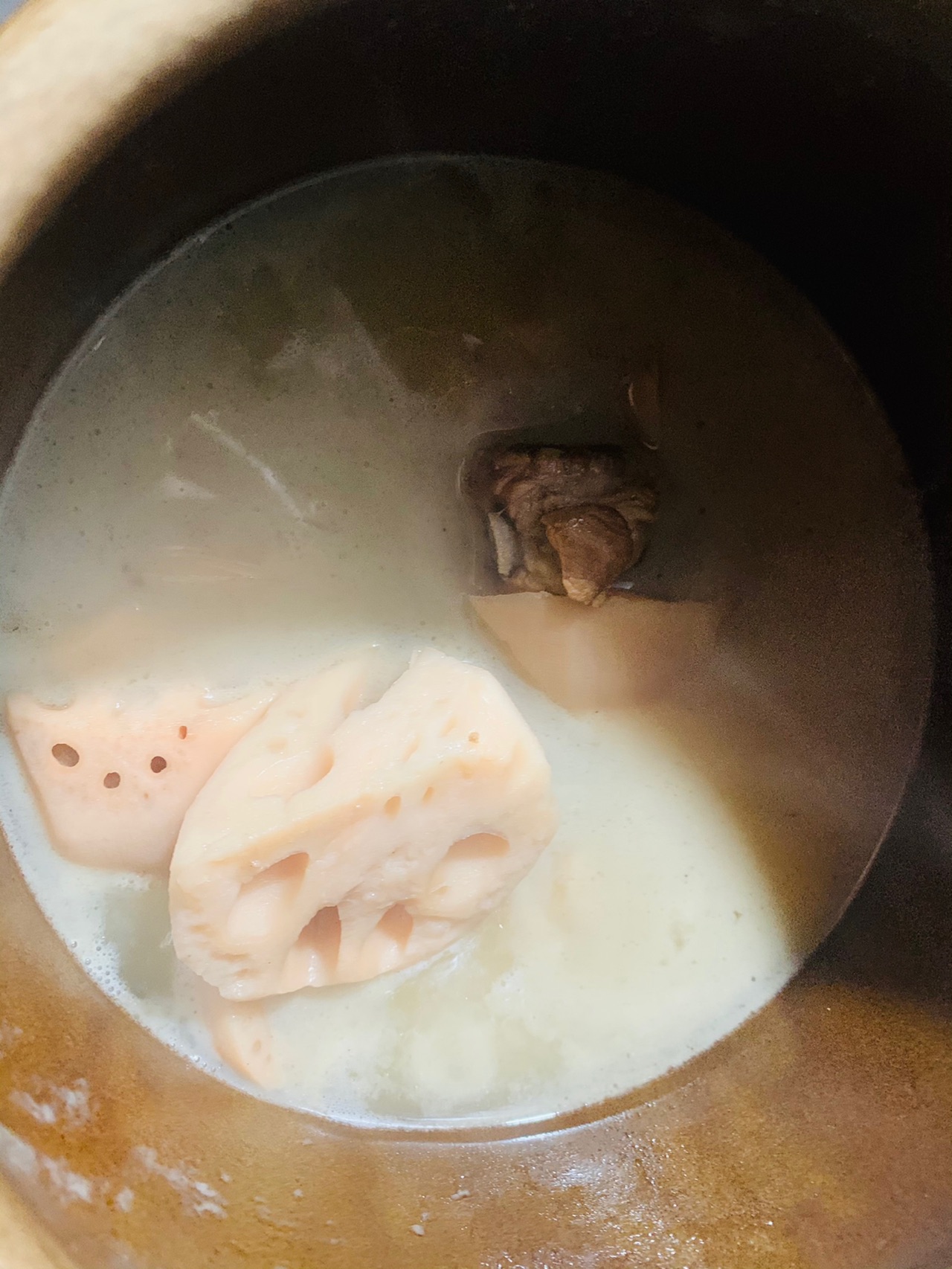 古法瓦罐煨排骨藕汤