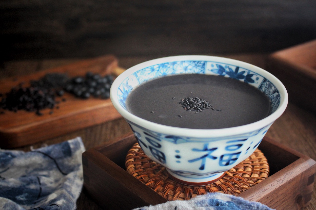 固发乌发的黑米黑豆黑芝麻糊