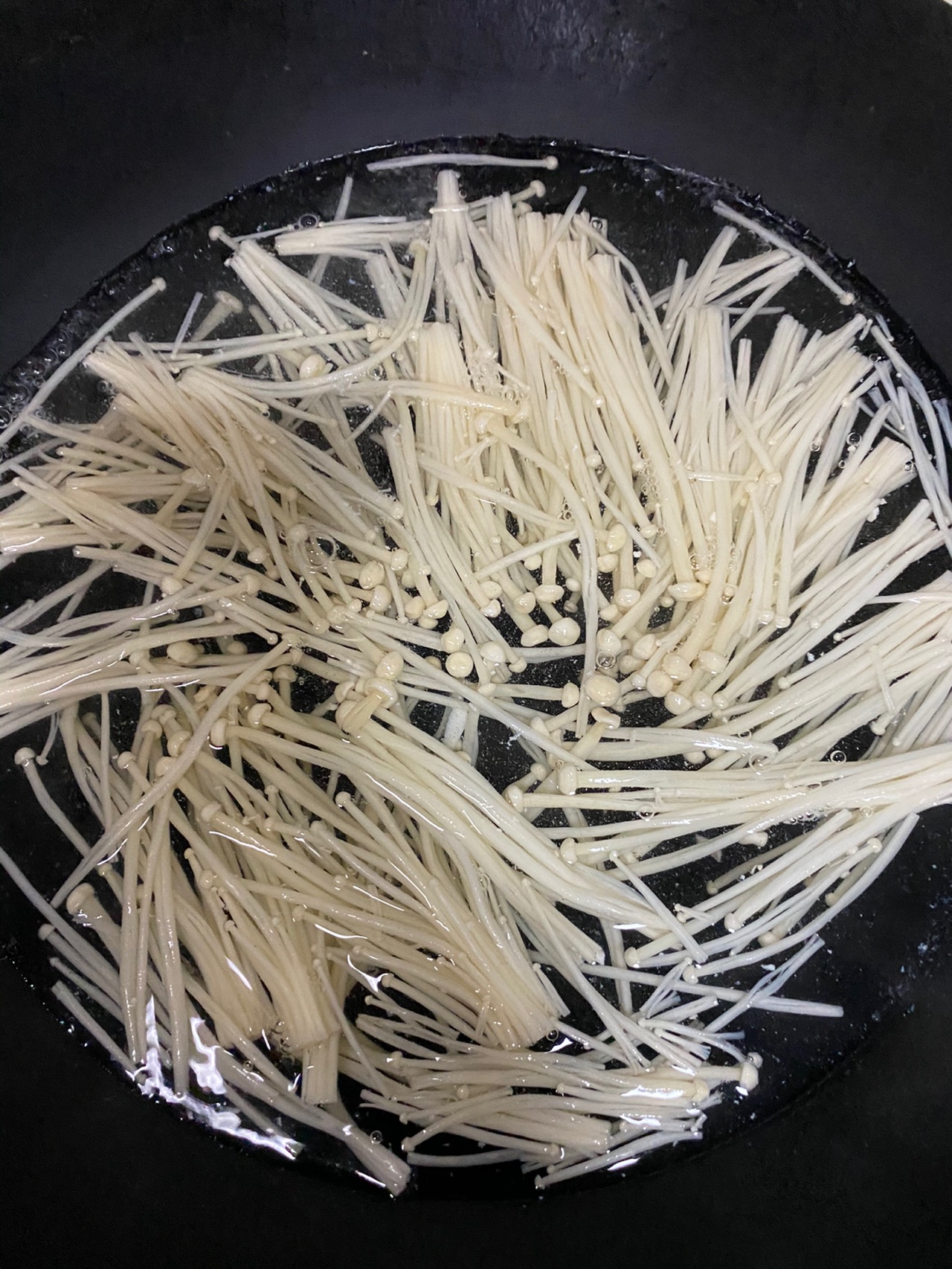咕噜咕噜豆腐金针菇豆皮