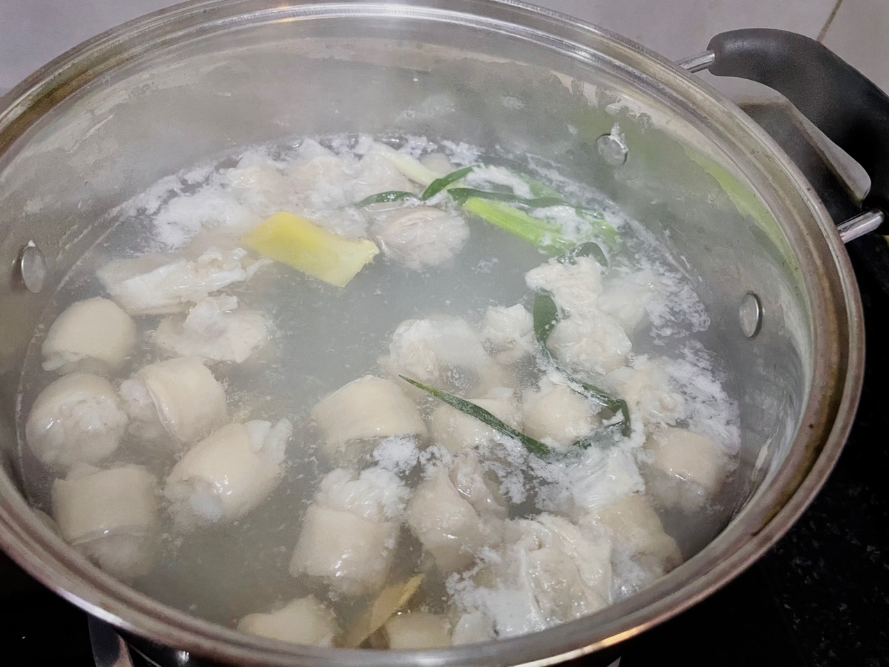 咕噜噜的肥肠鸡煲