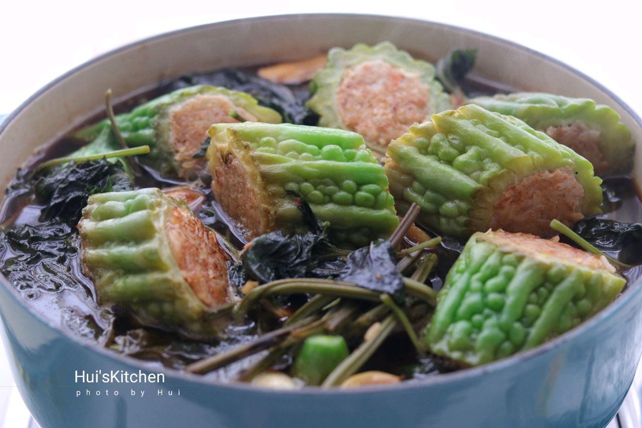 光是汤汁就很下饭的苦瓜酿