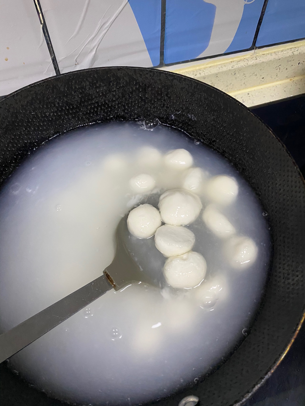 滚粉干汤圆