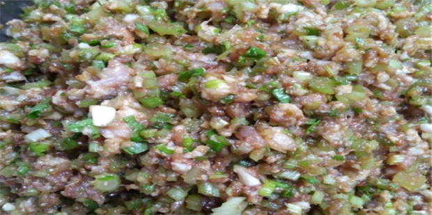 过年回家吃饭的芹菜饺子