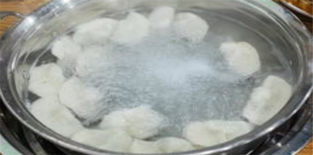 过年回家吃饭的芹菜饺子