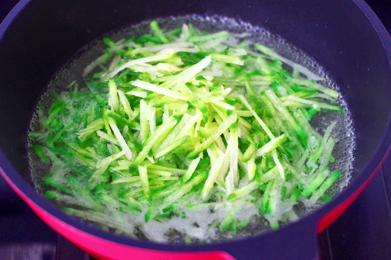 海蛎子肉丁萝卜饺子