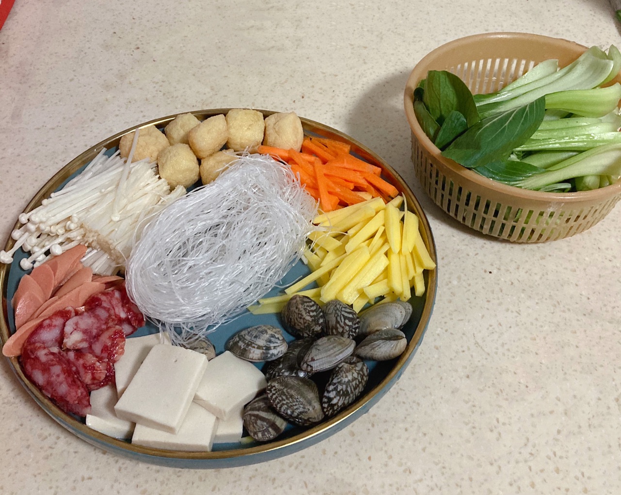海鲜粉丝砂锅煲