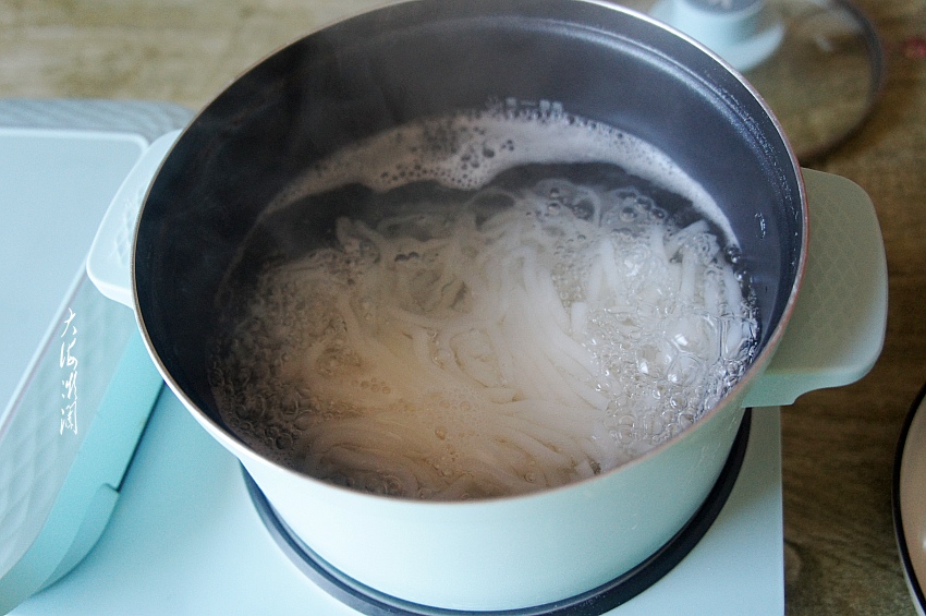海鸭蛋黄酱拌米线