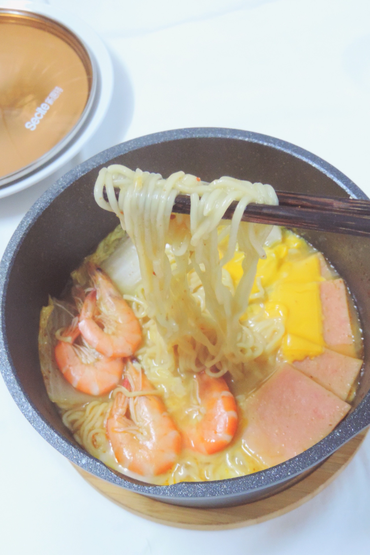 韩式辣酱鲜虾火腿芝士面