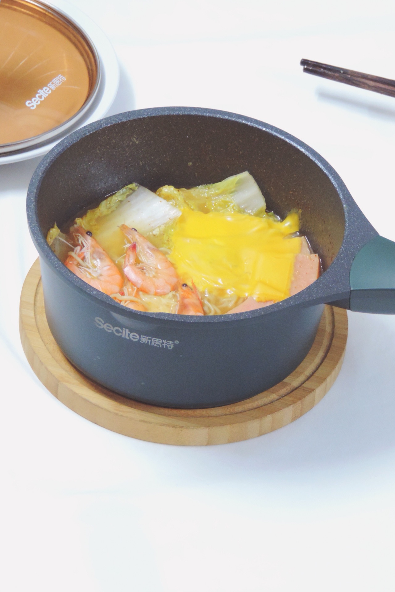 韩式辣酱鲜虾火腿芝士面