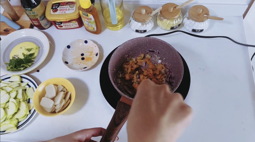 韩式泡菜饺子汤 辣辣暖暖的