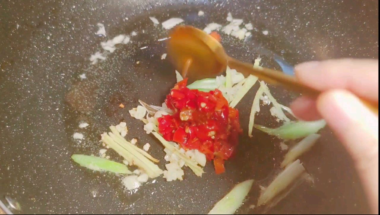 好吃到舔盘的剁椒带鱼