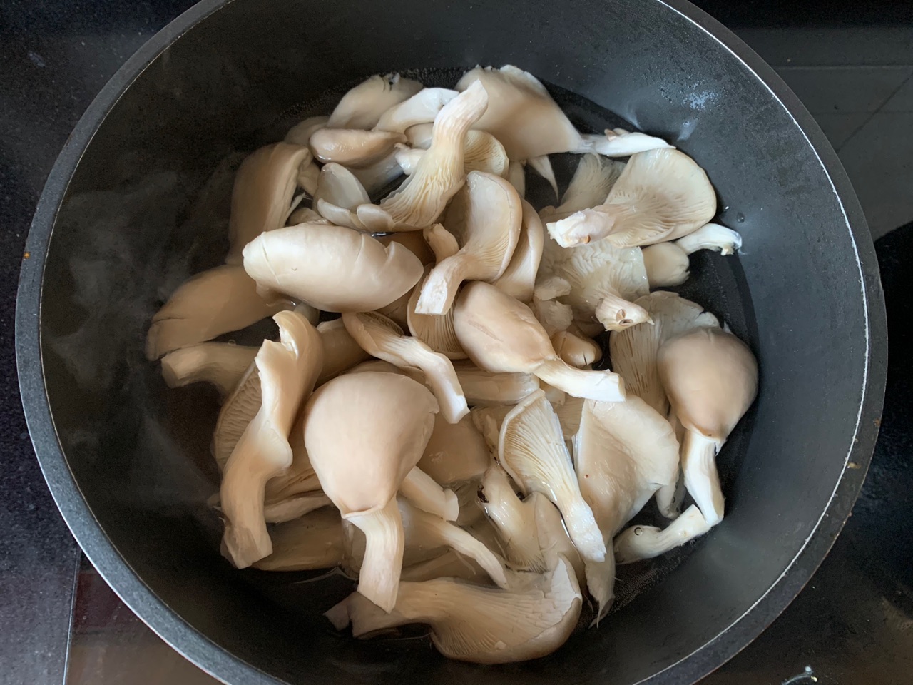 好吃到舔盘干炸椒盐蘑菇