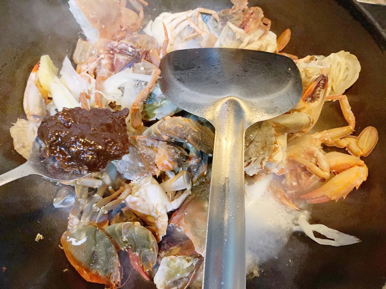 好吃到停不下来的酱香螃蟹