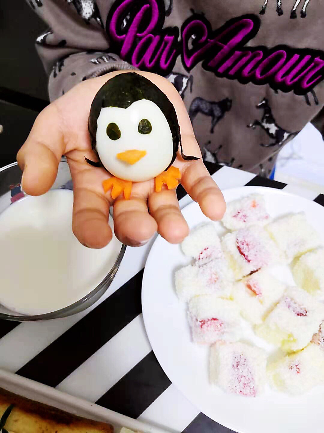 好吃的甜点椰蓉牛奶草莓小方