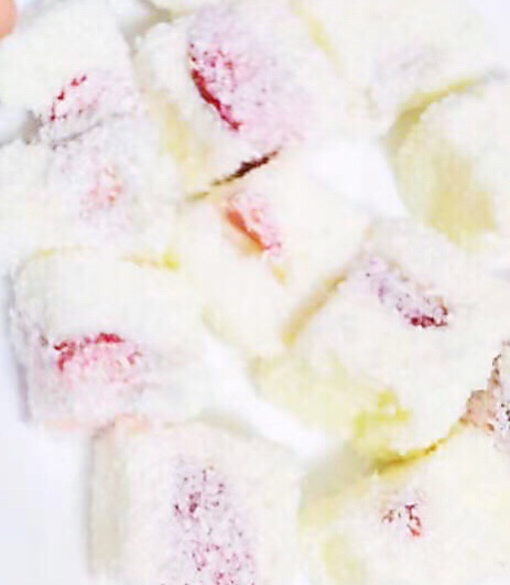 好吃的甜点椰蓉牛奶草莓小方