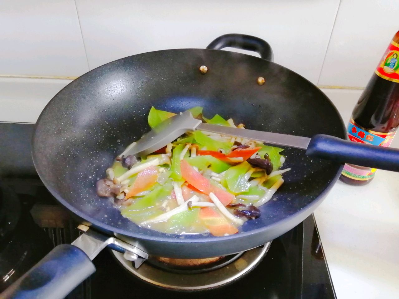蚝味十足的青笋炒菌菇
