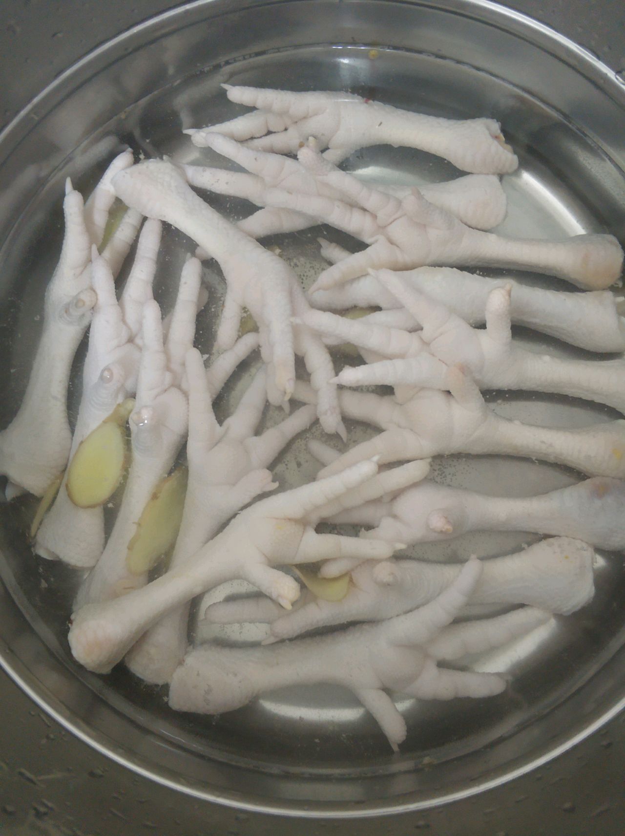 蚝油花菇腩肉焖鸡脚