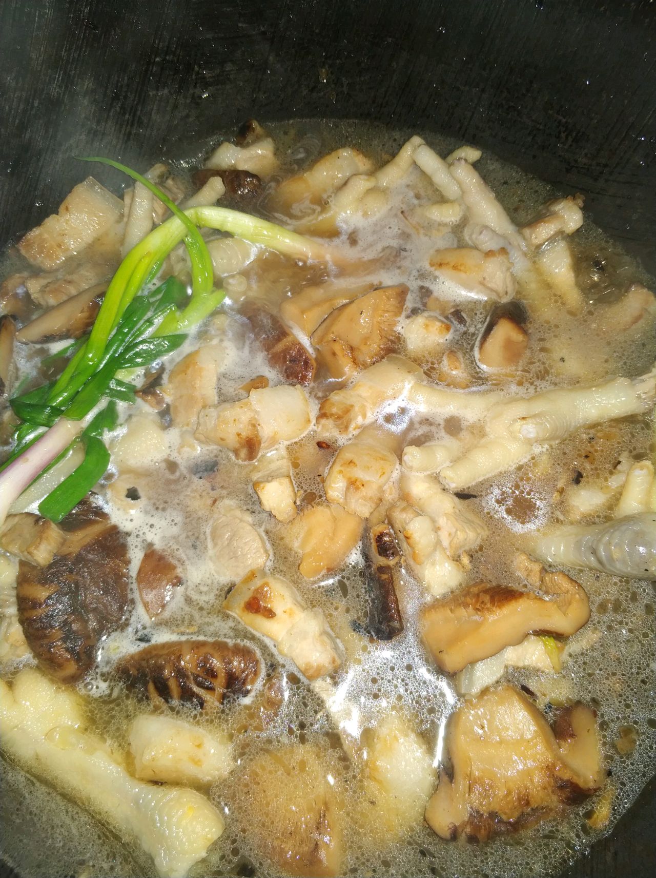 蚝油花菇腩肉焖鸡脚