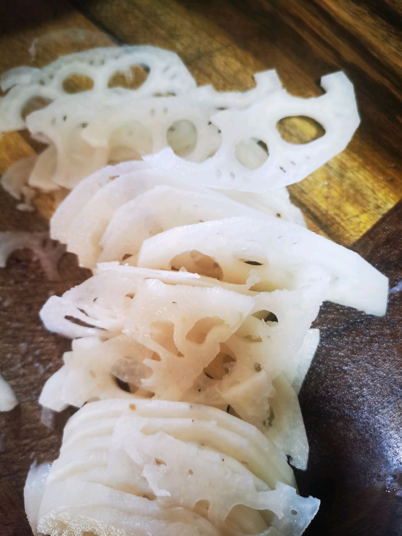 蚝油莲藕炒腊味