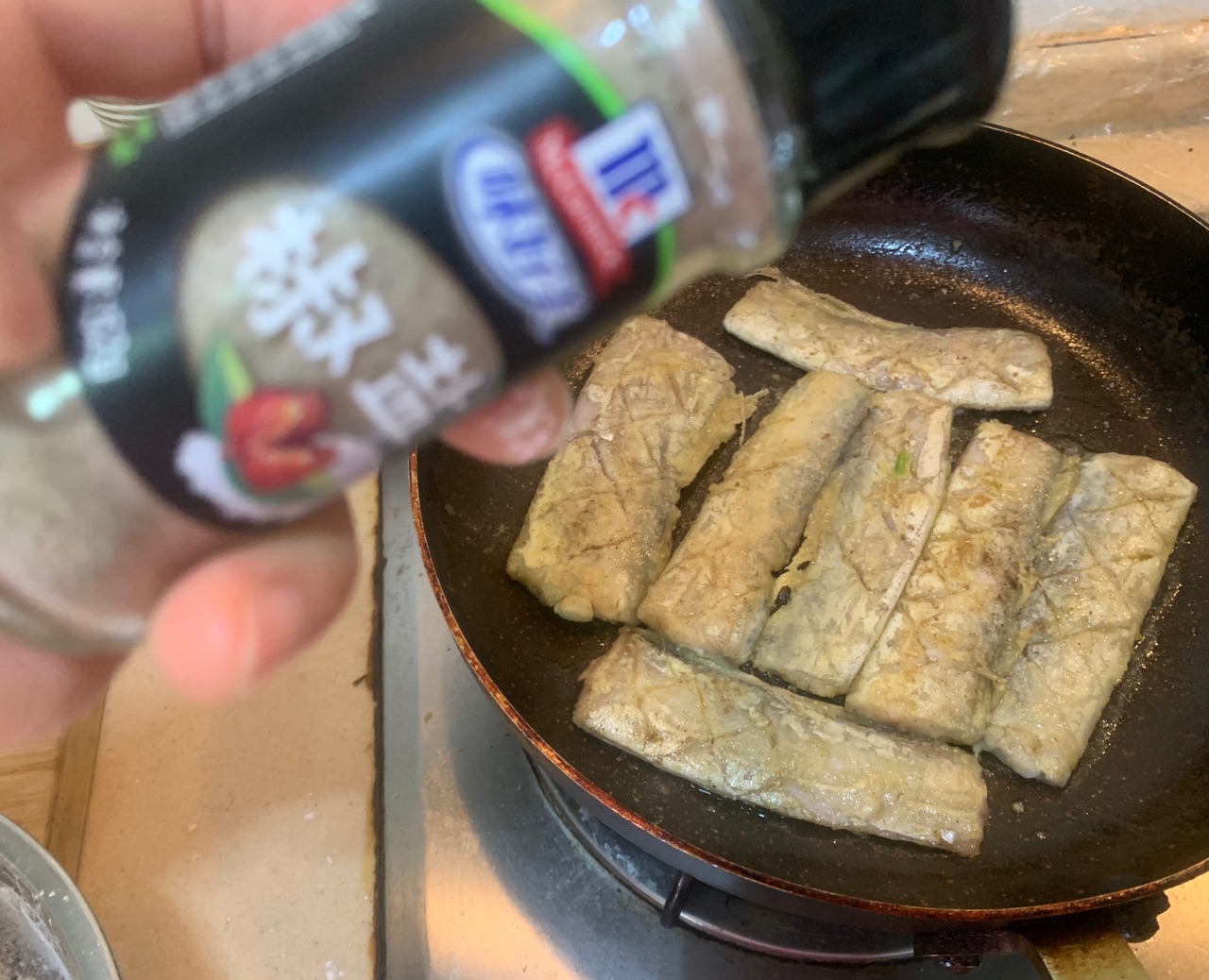 黑胡椒煎带鱼配芦笋