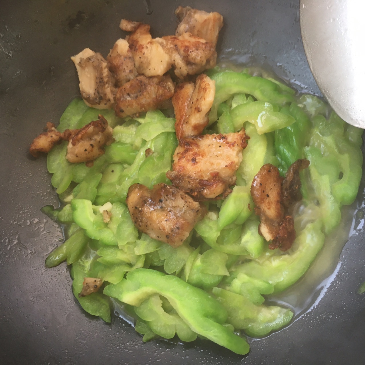 黑椒鸡排炒苦瓜