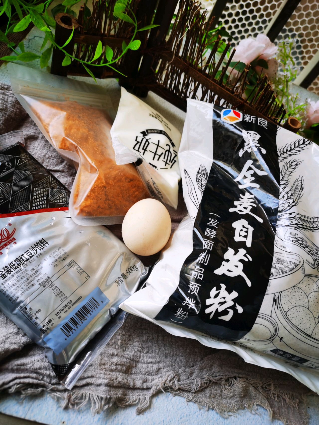 黑麦肉松豆沙面包。