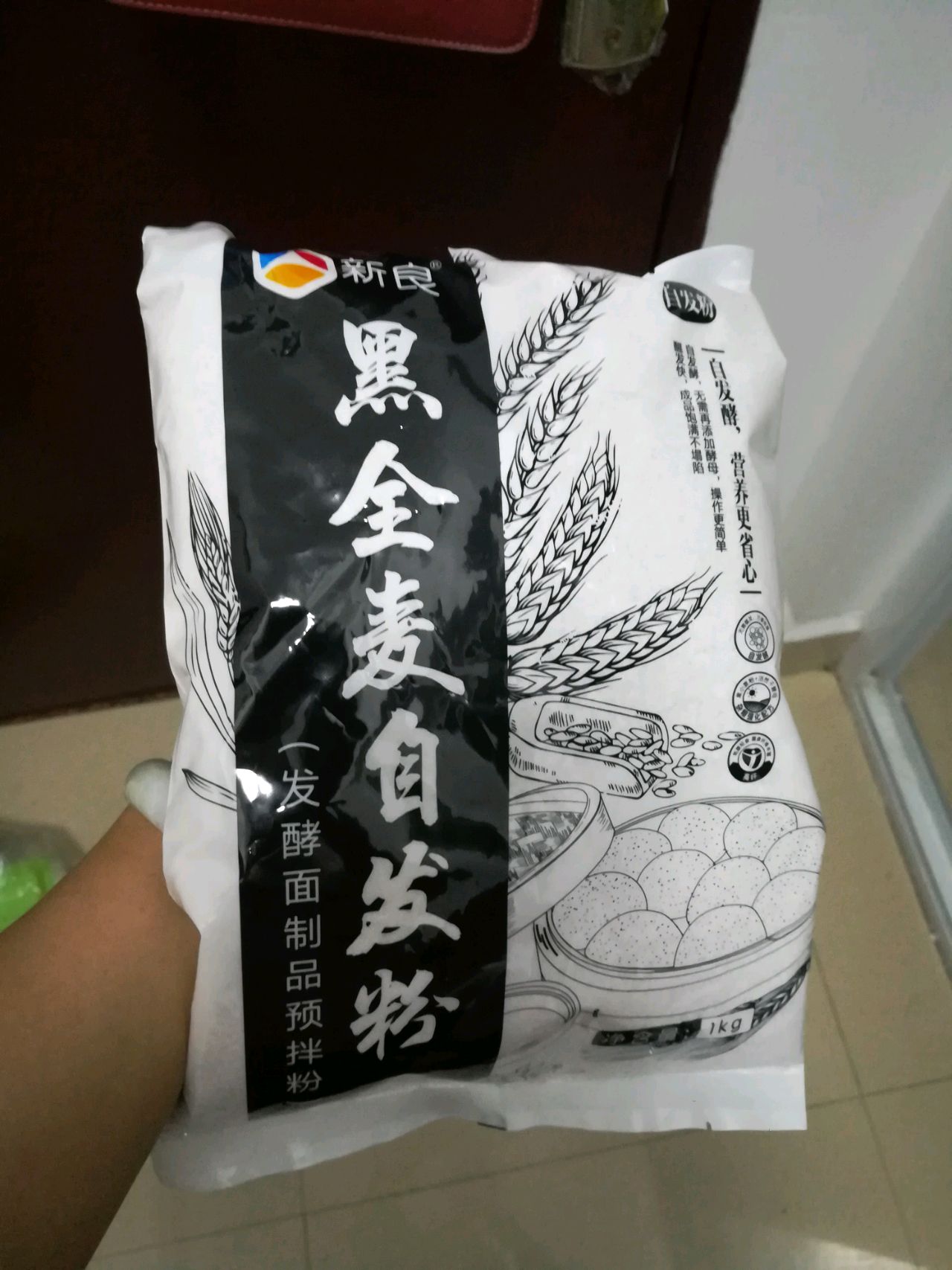 黑全麦肠仔包
