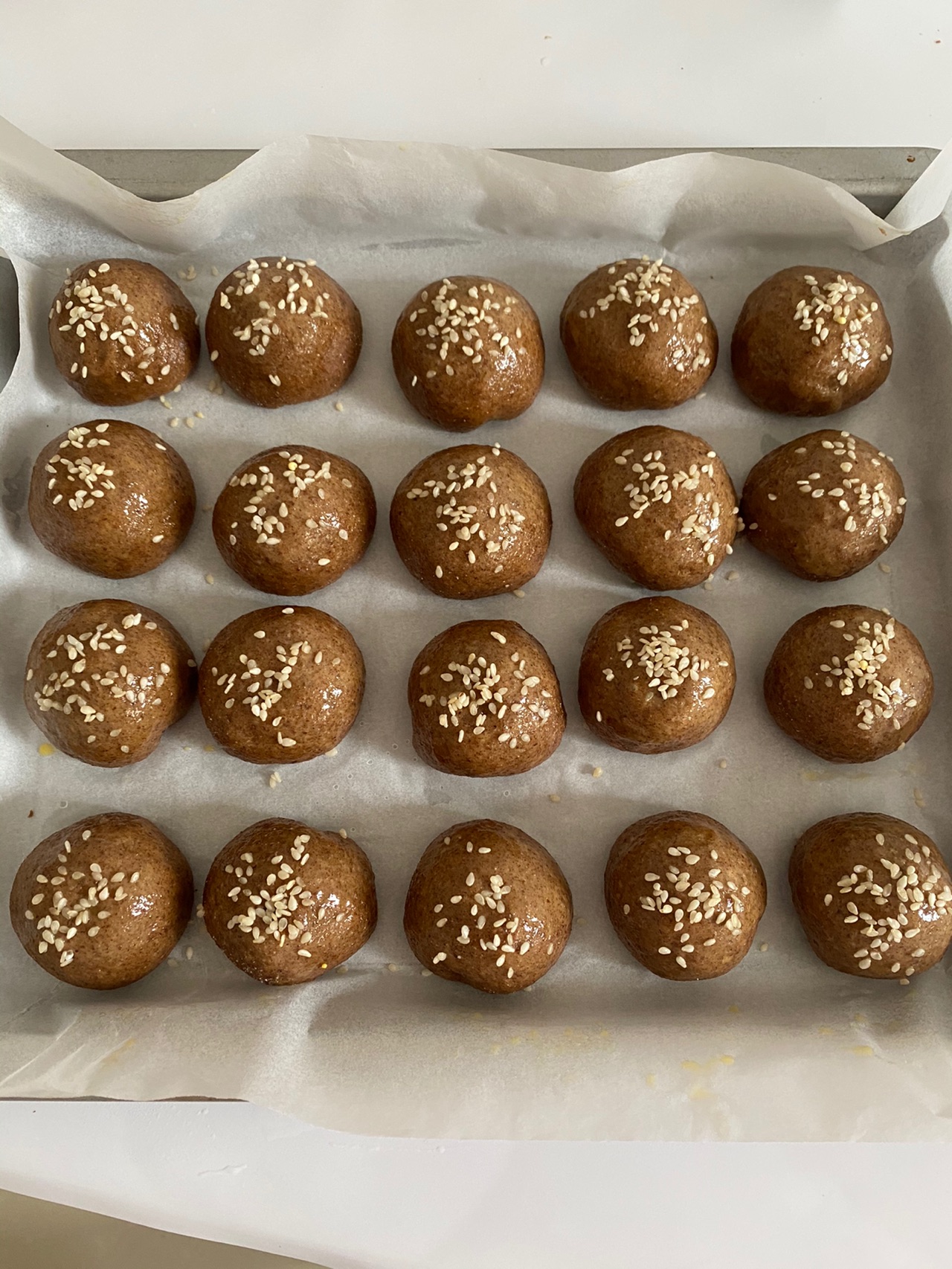 黑全麦豆沙小面包