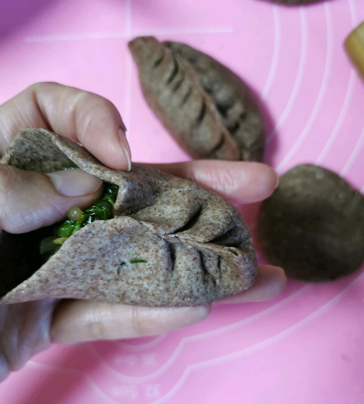 黑全麦茴香素馅柳叶包