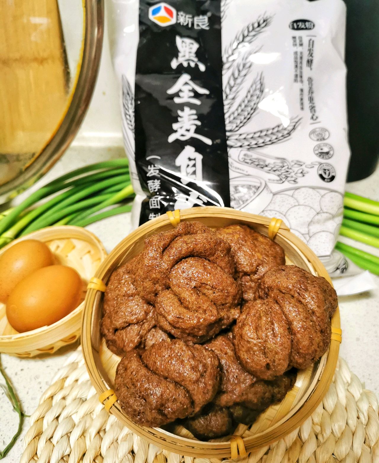 黑全麦麻酱花卷