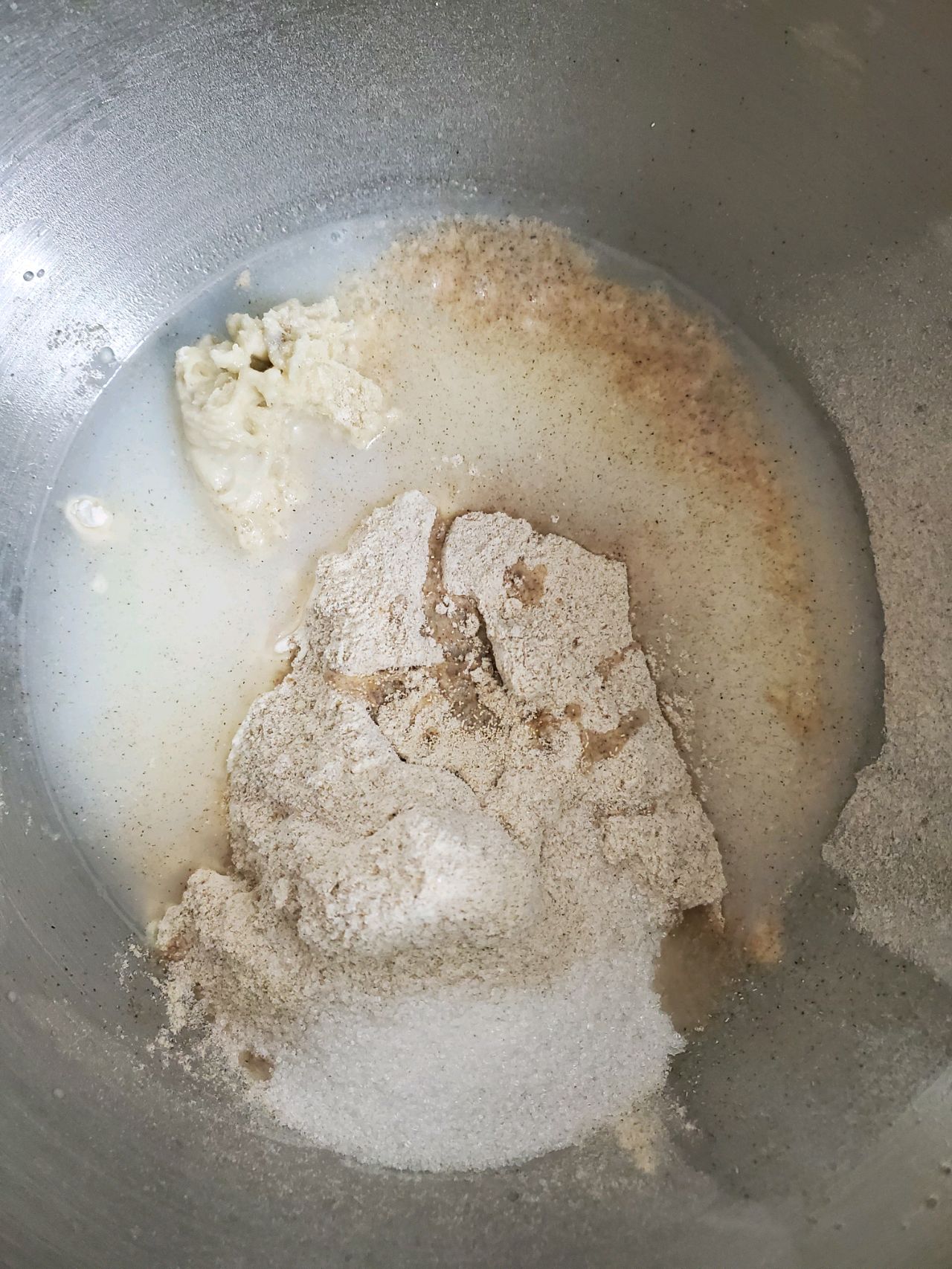 黑全麦盐面包